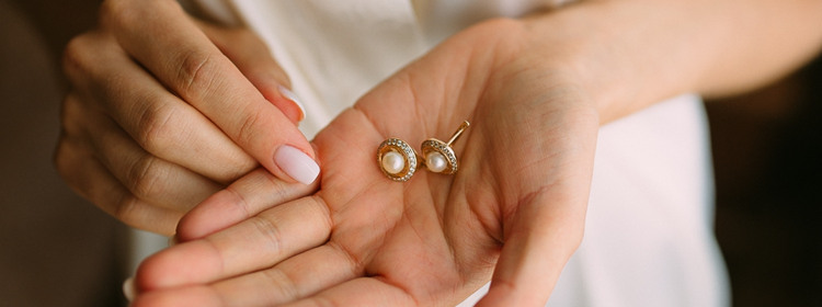 how to wear pearl stud earring